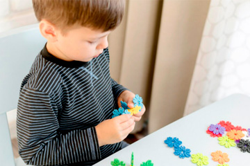 Bilim temelli değerlendirme ve tedavi süreçleriyle çocukların yanında oluyoruz.