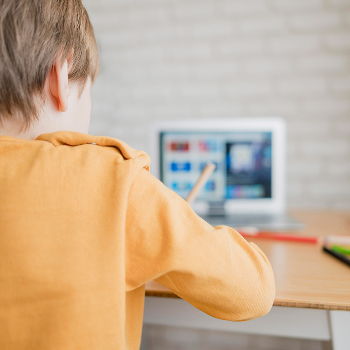 Bilim temelli değerlendirme ve tedavi süreçleriyle çocukların yanında oluyoruz.