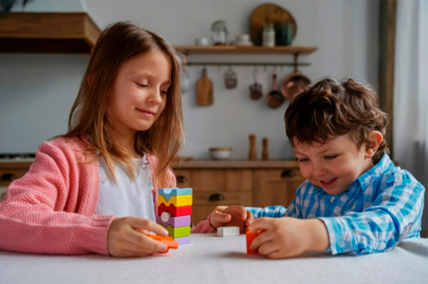 Bilim temelli değerlendirme ve tedavi süreçleriyle çocukların yanında oluyoruz.