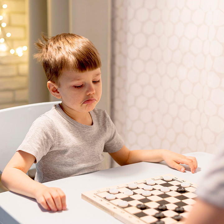Bilim temelli değerlendirme ve tedavi süreçleriyle çocukların yanında oluyoruz.